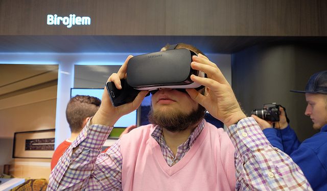 3д видео для очков виртуальной реальности смартфона. Виртуальная реальность в туризме. Виртуальная реальность в ритейле. Человек в очках виртуальной реальности. Дополненная реальность смартфон.