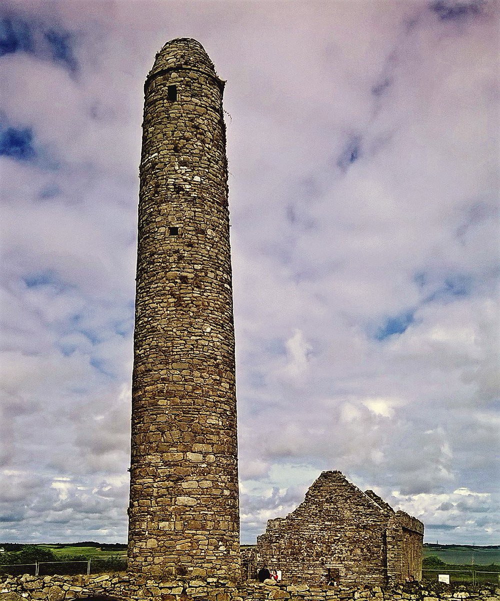 Round tower. Круглая башня. Сторожевая башня круглая. Каменно деревянная башня круглая. Круглые башни Ирландии.
