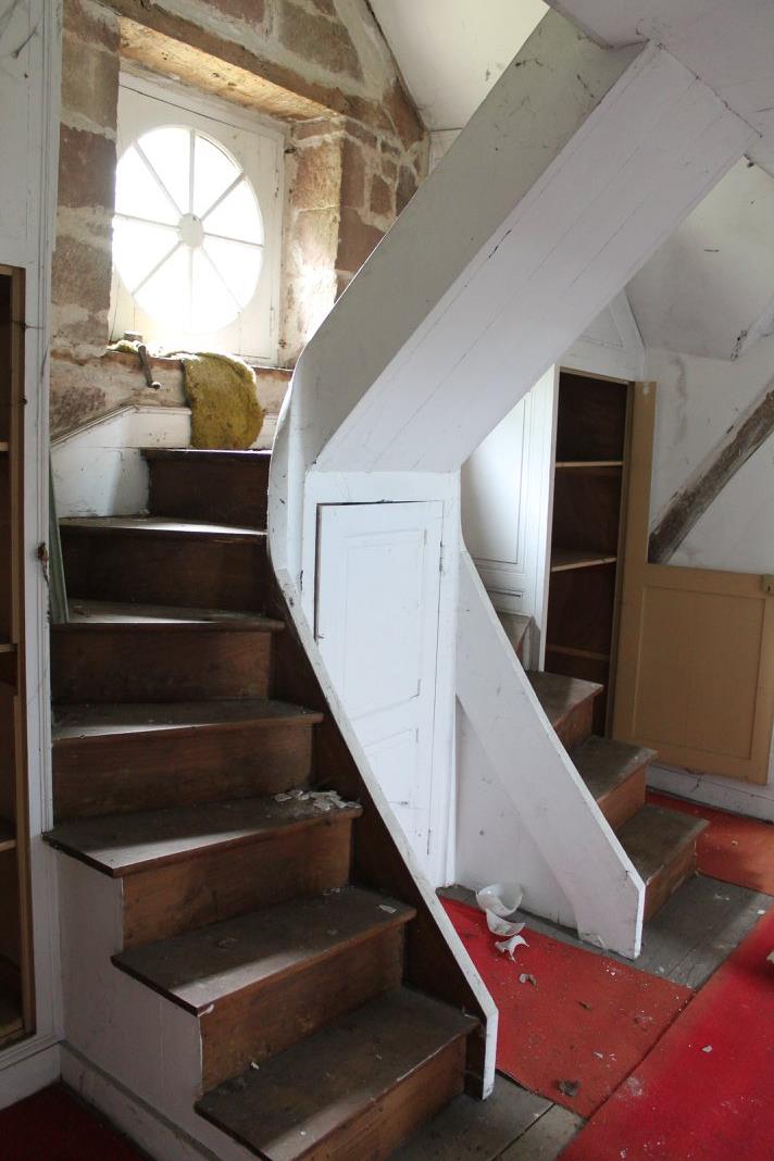 #Abandoned #Chateau #Correze #Stairporn Wndowseat