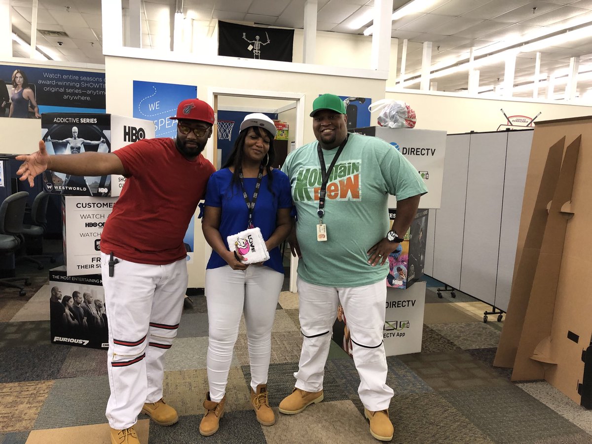 SSanjuaneloS's tweet photo. Celebrity Twin Day in JAX! Huey, Dewey, Louie! @DreamzDL https://t.co/9e7PHQMClb