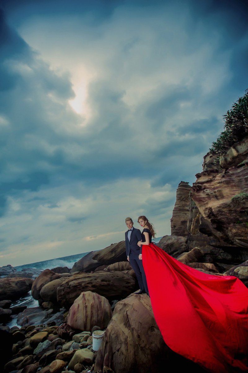 IvyBrideTW's tweet photo. 肩並肩同行，任時光流轉，唯愛始終。
美，不需言語，只需保存。
故事感婚紗照．一定要大家看見。
💟 電話預約 ➤ 02 2356 0388
💟 線上預約諮詢 ➤ https://t.co/GlVdzdzBrC
💟 禮服租借 ➤https://t.co/ehP4sASUsb
💟 用Line預約更方便快捷 ➤ https://t.co/icLfFaicQ2 https://t.co/0m3g7IaPXO