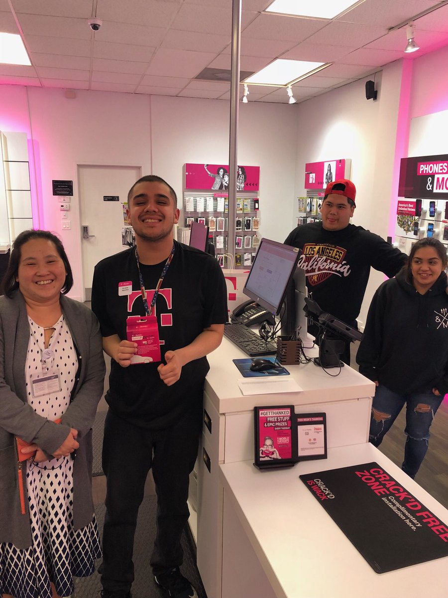 TMWWestern2's tweet image. What better way to end the month than with the best car protection! Amazing to see our Mobile Experts care so much for our customers! #MobileExpert #TMWLoves #customerobsessed #MAGENTA