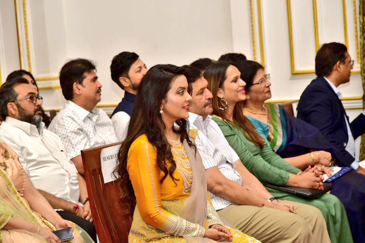 fadnavis_amruta's tweet photo. It was an honour to be present at Raj Bhavan, at launch of Marathi edition of book @examwarriors by our PM @narendramodi ,released by Governor C. Vidyasagar Rao,CM @Dev_Fadnavis &amp; Bharat Ratna @sachin_rt !The book will bring in new capabilities in fulfilling dreams of New India ! https://t.co/2zjg9T5k1r