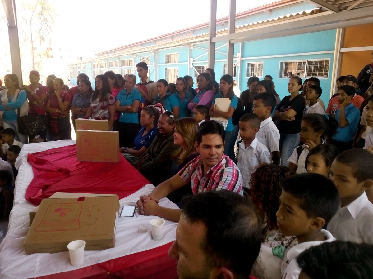 CBITColomine's tweet photo. .@CBITColomine Este 27 de febrero en #CiudadChavez  , en la E. B. Ezequiel Zamora, se realizó una entrega de CANAIMA,  contando con el apoyo técnico de los Formadores Tecnológicos de @Fundabit y de Zona Educativa. https://t.co/jwQzvkkL2B