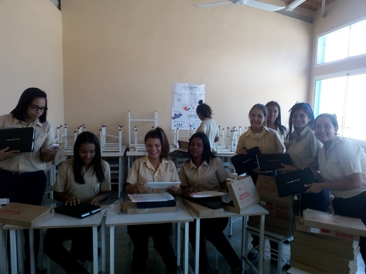 CBITColomine's tweet photo. .@CBITColomine Este 27 de febrero en #CiudadChavez  , en la E. B. Ezequiel Zamora, se realizó una entrega de CANAIMA,  contando con el apoyo técnico de los Formadores Tecnológicos de @Fundabit y de Zona Educativa. https://t.co/jwQzvkkL2B