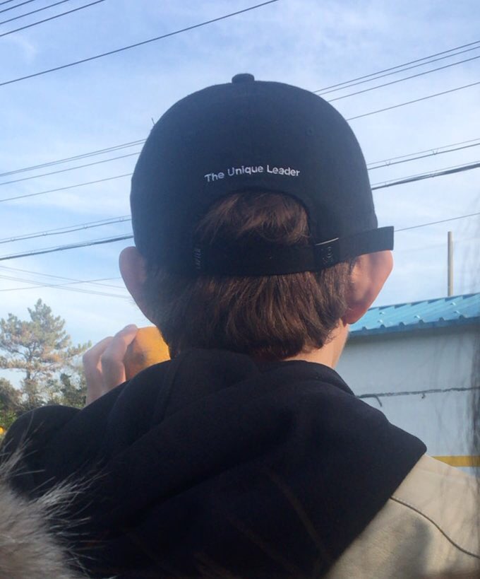 ED_7879's tweet photo. 두세달이면 나아질 줄 알았다. 내인생도, 나를 둘러싼 것들도.
오빠와 관련된걸 보면 자꾸만 보고싶어질거 같아 한동안 sns도 티비도 포털 신문까지 쳐다도 안보고 지냈는데, 문득문득 걸어놓은 프토 슬로건을 보면 제주도에서 승호오빠가 해준 얘기들이 떠오르곤 했다.

우리 모두 잘견딜수 있다고.. https://t.co/xKcYrRScdl