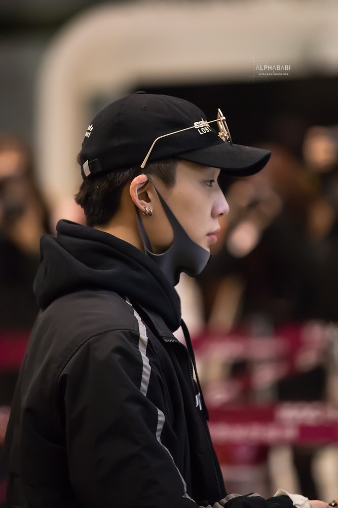 ALPHABABI's tweet photo. (HQ) 180211 김포공항 😛
#바비 #김지원 #아이콘 https://t.co/IHx8qH0LaA
