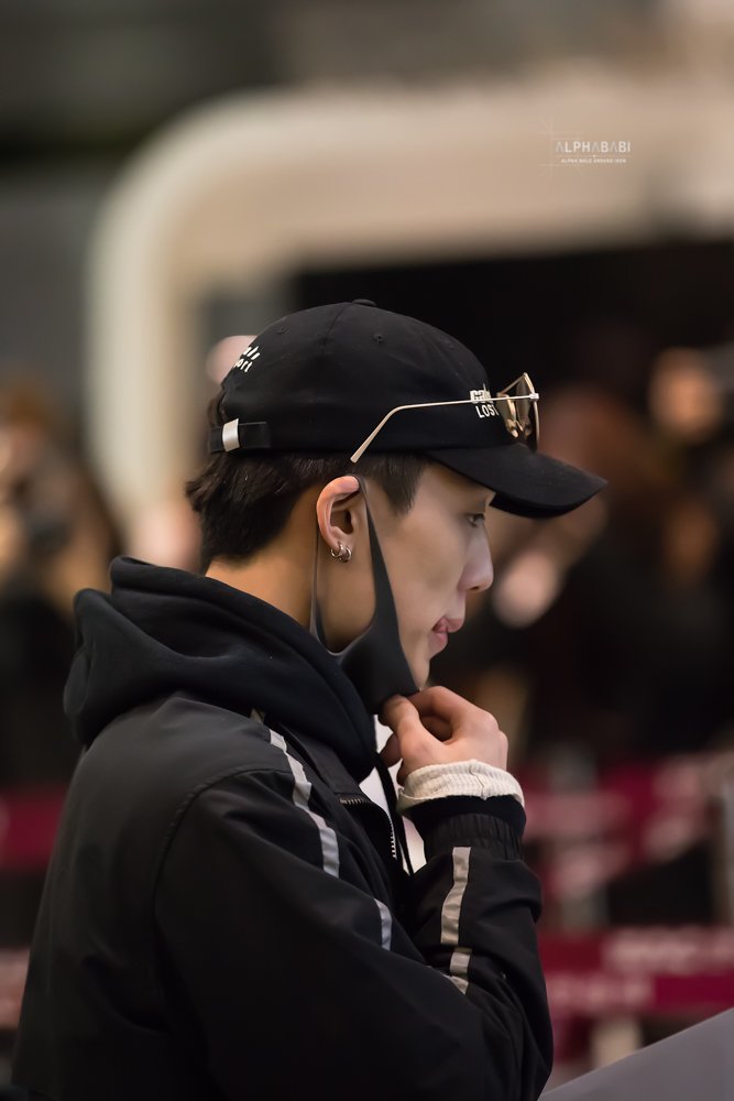 ALPHABABI's tweet photo. (HQ) 180211 김포공항 😛
#바비 #김지원 #아이콘 https://t.co/IHx8qH0LaA