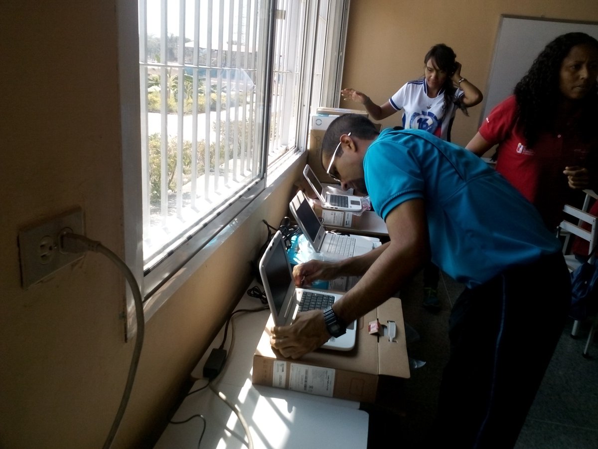 CBITColomine's tweet photo. .@CBITColomine Hoy 28 de febrero en #CiudadChavez  , en la E. B. N Hugo Chavez Frías, se realizó una entrega de CANAIMA,  contando con el apoyo técnico de los Formadores Tecnológicos de @Fundabit , Zona Educativa y Docentes de la Institución. https://t.co/lrxn1i3HlW