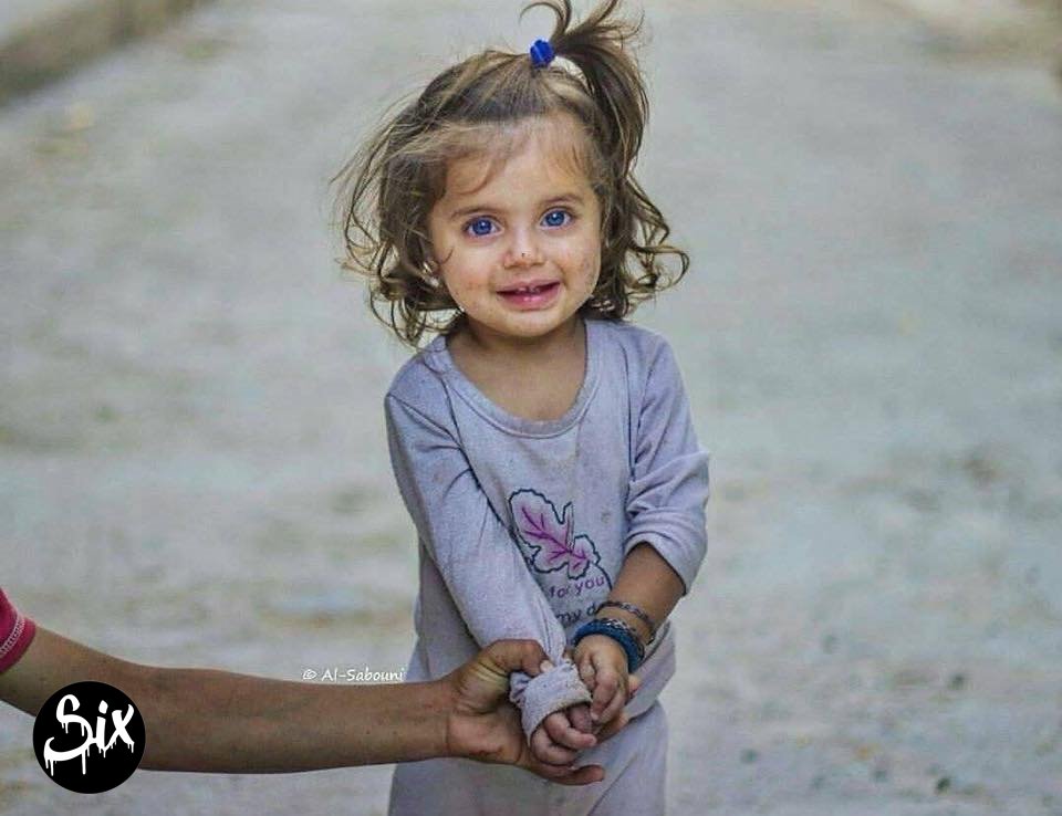 SixPicsOficial's tweet photo. Encontrada sozinha no meio da guerra da siria.
Mesmo assim ao ver pessoas sorri mal ela sabe o que está acontecendo... E você já agradeceu o dia de hoje? https://t.co/guL8IaNqCw