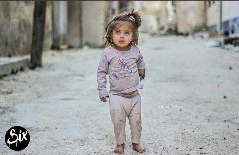 SixPicsOficial's tweet photo. Encontrada sozinha no meio da guerra da siria.
Mesmo assim ao ver pessoas sorri mal ela sabe o que está acontecendo... E você já agradeceu o dia de hoje? https://t.co/guL8IaNqCw