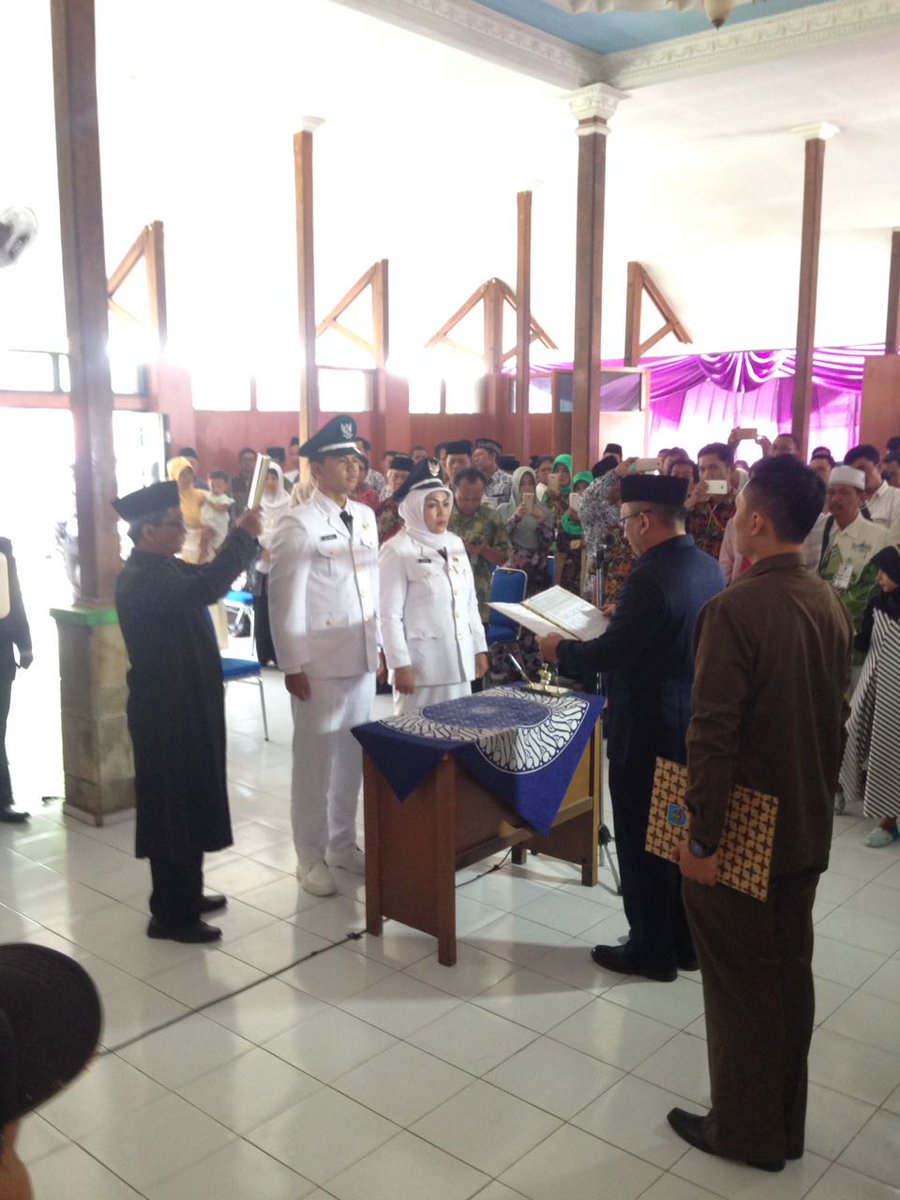 PROTOKOL_TGLKAB's tweet photo. Pagi ini, PJS Bupati Tegal @Sinoeng69 melantik dan mengangkat sumpah Kepala Desa terpilih hasil pilkada serentak Gelombang I Desa Harjosari Kidul dan Tembok luwung, Kecamatan Adiwerna. 
Cc @Bpmd_TegalKab @HumasTegalkab https://t.co/WjTbi9pblQ