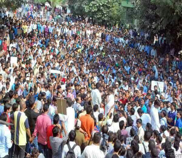 singhking786's tweet photo. BB, could you make a video on youtube over this matter, this can spread this scam on very large scale.
Now this become national youth become.
Govt vs youth.
#sscscam
#SSCExamScam
We want cbi enquiry.
@Bhuvan_Bam https://t.co/TAJKUJrkr0