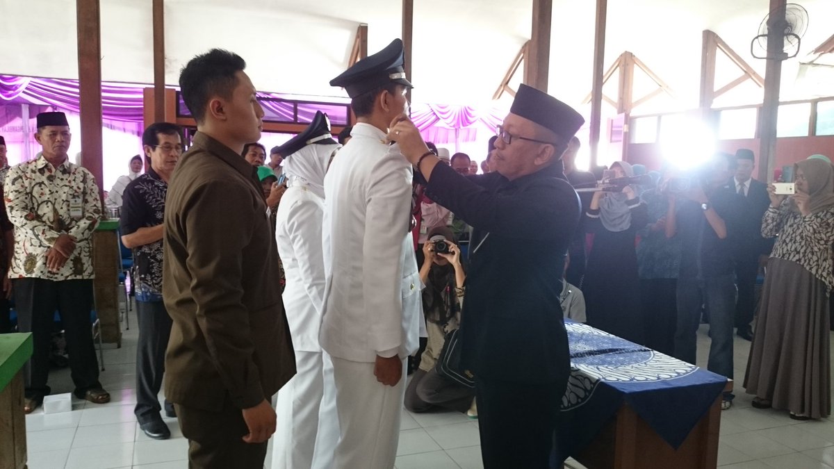 PROTOKOL_TGLKAB's tweet photo. Pagi ini, PJS Bupati Tegal @Sinoeng69 melantik dan mengangkat sumpah Kepala Desa terpilih hasil pilkada serentak Gelombang I Desa Harjosari Kidul dan Tembok luwung, Kecamatan Adiwerna. 
Cc @Bpmd_TegalKab @HumasTegalkab https://t.co/WjTbi9pblQ