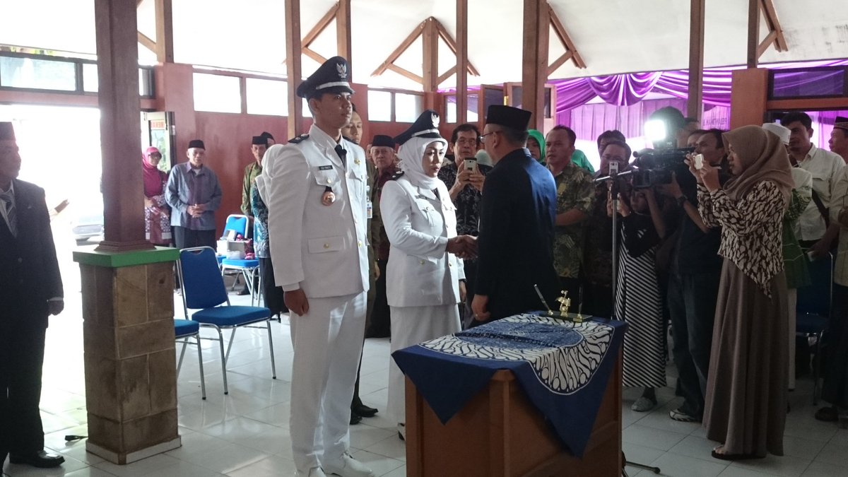 PROTOKOL_TGLKAB's tweet photo. Pagi ini, PJS Bupati Tegal @Sinoeng69 melantik dan mengangkat sumpah Kepala Desa terpilih hasil pilkada serentak Gelombang I Desa Harjosari Kidul dan Tembok luwung, Kecamatan Adiwerna. 
Cc @Bpmd_TegalKab @HumasTegalkab https://t.co/WjTbi9pblQ