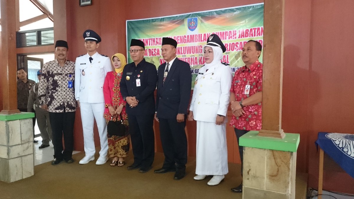 PROTOKOL_TGLKAB's tweet photo. Pagi ini, PJS Bupati Tegal @Sinoeng69 melantik dan mengangkat sumpah Kepala Desa terpilih hasil pilkada serentak Gelombang I Desa Harjosari Kidul dan Tembok luwung, Kecamatan Adiwerna. 
Cc @Bpmd_TegalKab @HumasTegalkab https://t.co/WjTbi9pblQ