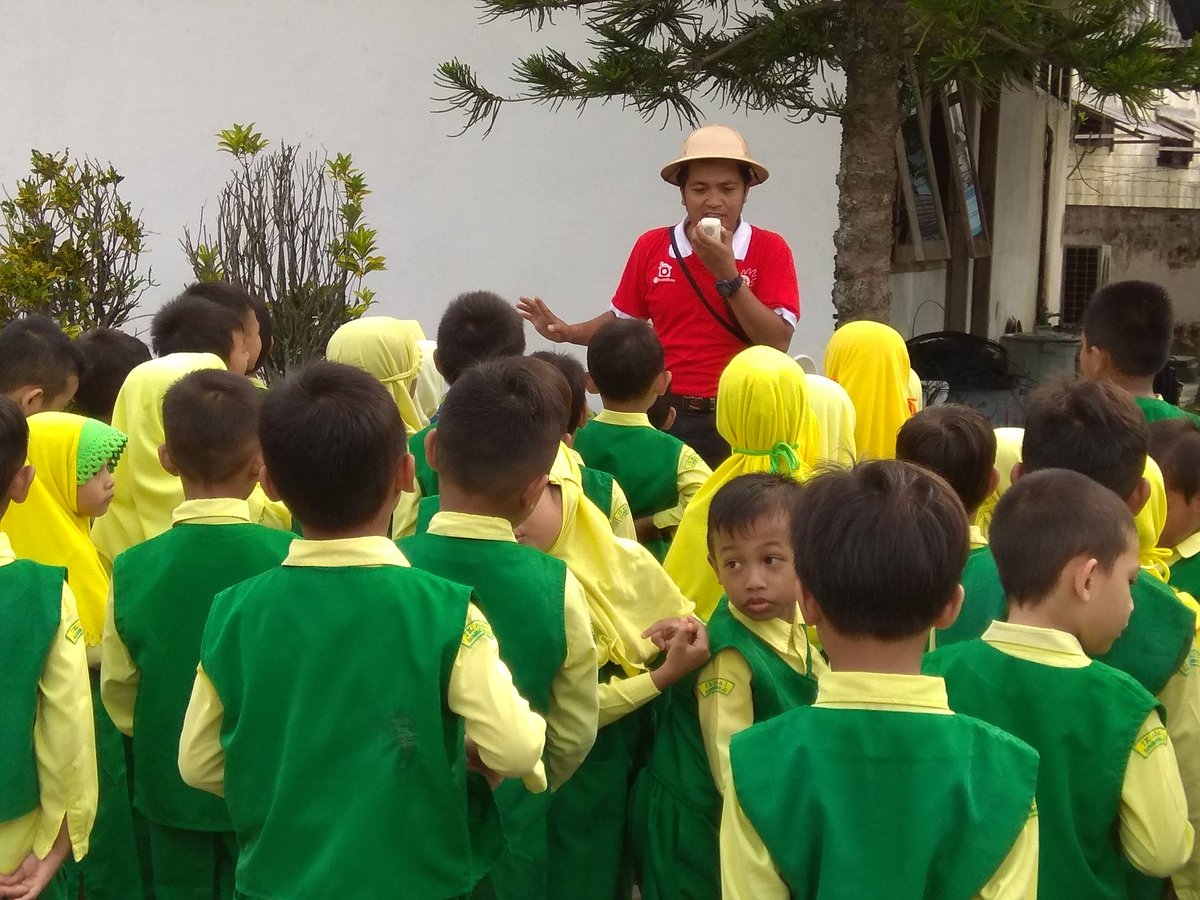 shelaoke's tweet photo. Semangat Belajar bersama TK ABA 1 Sumberrejo Ttg Teknologi Telekomunikasi Terkini bersama @blcbjn di STO Sumberrejo. #SemangArt! Cc. @TelkomIndonesia @Telkom_INDIHome @_funtastic5_ #GemaTREG5 #Bojonegoro @TelkomPromo @RTIKBojonegoro https://t.co/RjVFKhOv10