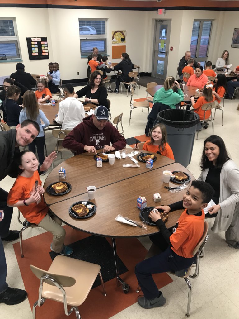 MrHardmansclass's tweet photo. Enjoying some Istep breakfast catered from @BobEvansFarms #3rdgrade #TarkingtonTS https://t.co/G7TyPCEqbC