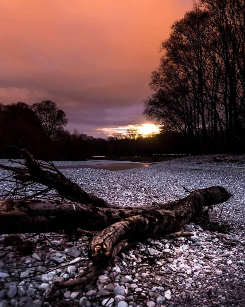 Nature_Travel_'s tweet image. Moonrise over Isar river in Munich. OC - Julias_photography #photography #travel #nature
