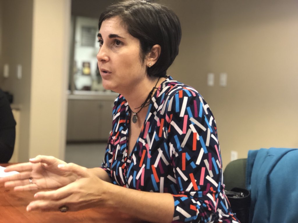 CValenciaNews's tweet photo. Thank you @valfernandez for speaking with aspiring journalists at @uajschool. Fue un placer hablar con usted de la importancia de cubrir historias sobre la frontera y inmigración. 🎥#MoreLatinosInNews @NAHJ https://t.co/v1FkXYSokL