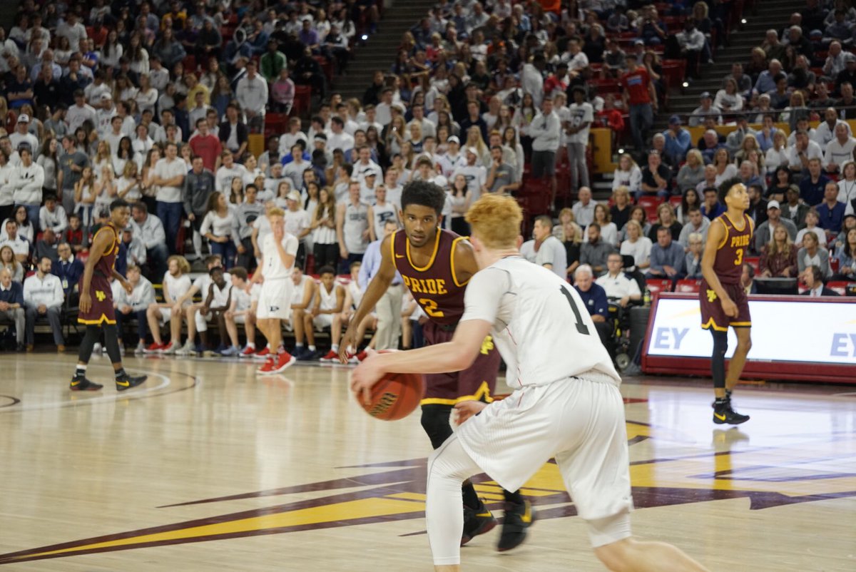 ArizonaVarsity's tweet image. Everybody chipping in right now in Pinnacle’s 71-56 lead with two minutes left in the game.