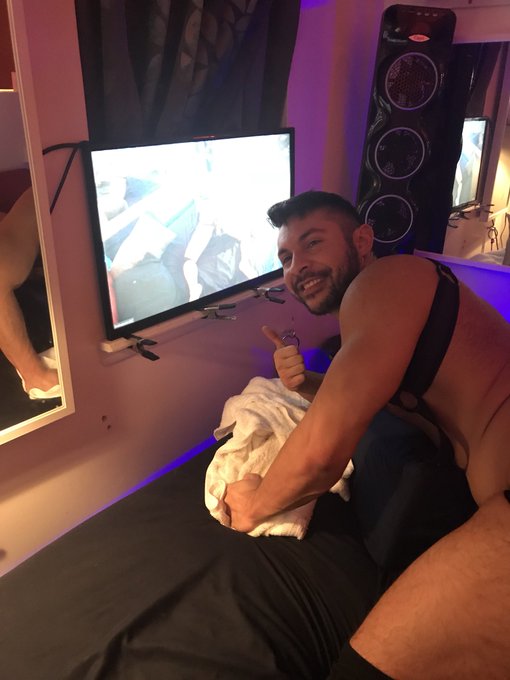 I mean... mirrors and monitors? That&rsquo;s professional for a weds night hookup. Don&rsquo;t tell @iamstevecruz6<a href="/tag/valentinpetrov"class="tags"><span>#valentinpetrov</span></a>