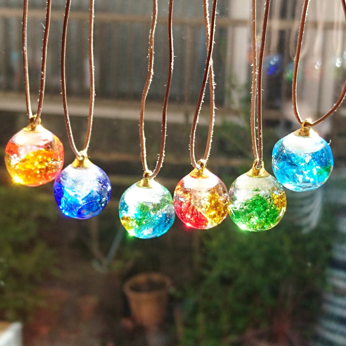 イエネコ ナチュラル服とアクセサリー 色ガラスを水に沈めて凍らせたような風合いのネックレスです 色付けには琉球ガラスを使っています レジン ハンドメイド アクセサリー