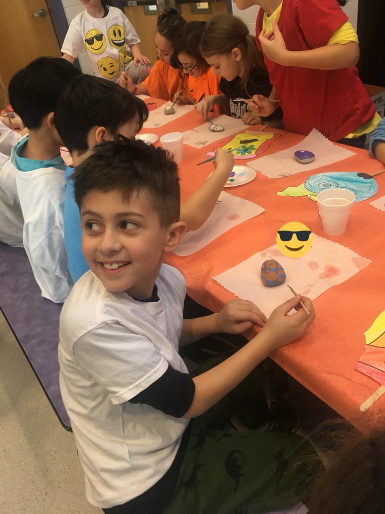 MrsJaworowski's tweet photo. Today we had a visit from the author of Artie &amp; Bones. This book focuses on the theme of kindness through painting. Here are some of our friends painting rocks with pictures/words of kindness to spread love in the community. #KindnessRocks #LoveTheseGuys 😍 https://t.co/TGb0rvlR82