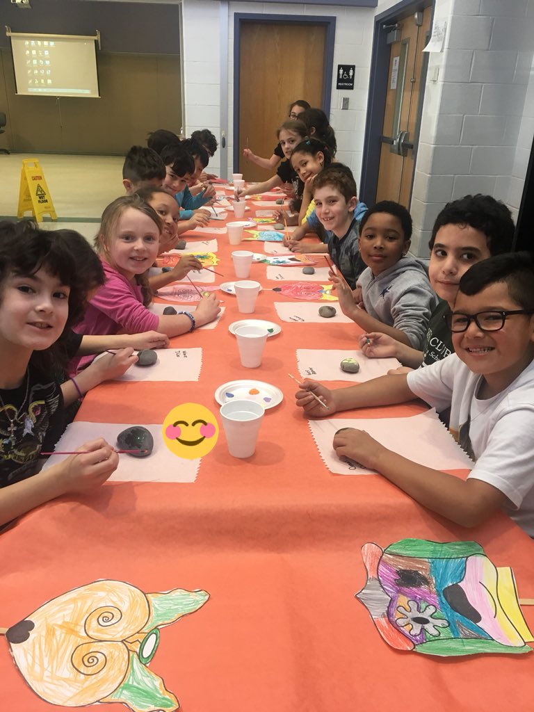MrsJaworowski's tweet photo. Today we had a visit from the author of Artie &amp; Bones. This book focuses on the theme of kindness through painting. Here are some of our friends painting rocks with pictures/words of kindness to spread love in the community. #KindnessRocks #LoveTheseGuys 😍 https://t.co/TGb0rvlR82