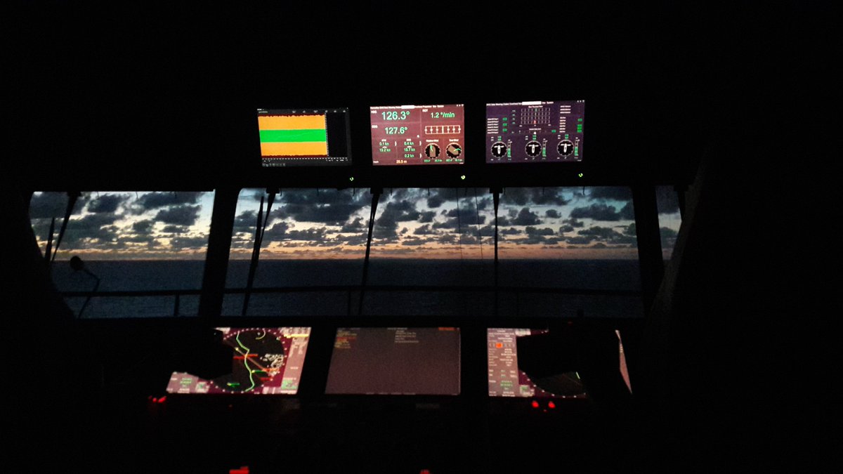 ioannispilides's tweet photo. The King of the Night!
#oasisoftheseas #sintmaarten #sunrise #navigation #bridgeofficer #eniram #sperrymarine https://t.co/7M1phu8ypn