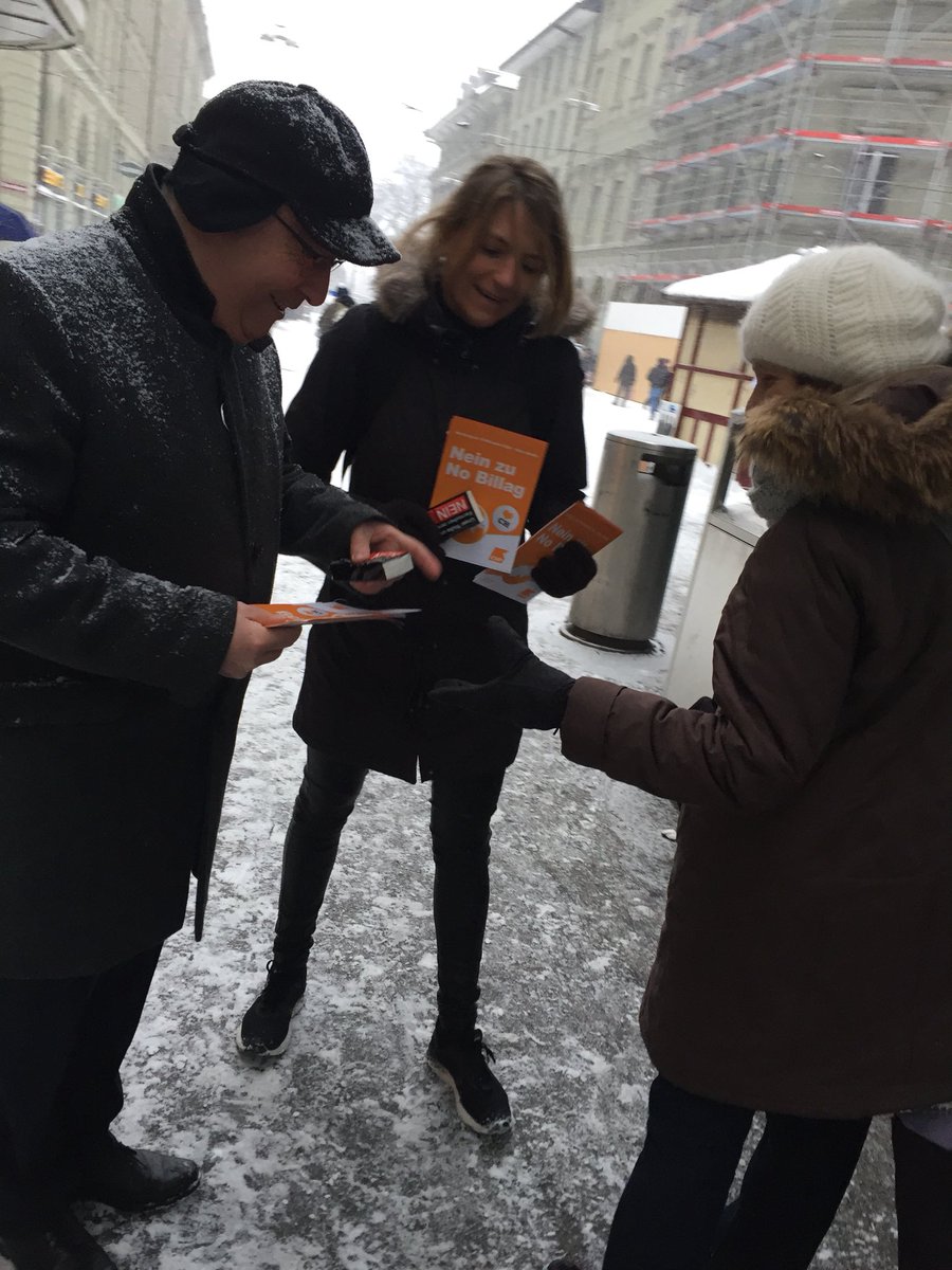 Wirklich allerletztes Flyern und Nastüechli verteilen gegen #NoBillag mit <a href="/th_ammann/">Thomas Ammann</a> und <a href="/bwertli/">beatrice wertli</a> <a href="/NoBillagNein/">NEIN zu No Billag</a>