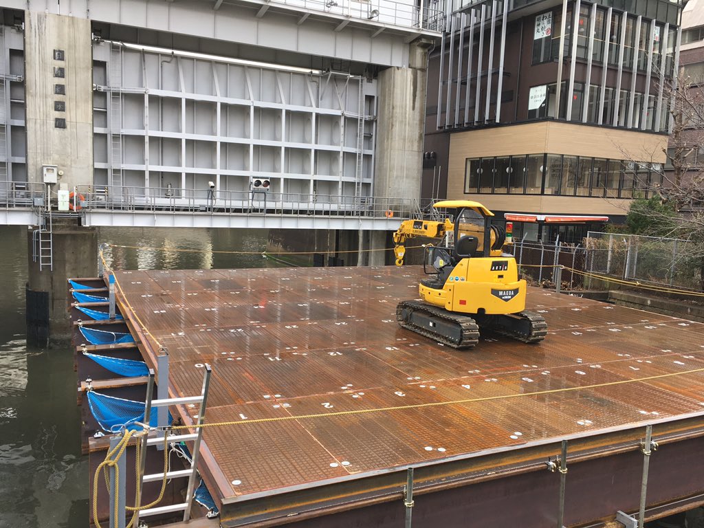 unknownself_'s tweet image. これから舞でも始めそうな作業車とその「舞台」。作業車ってひたむきさを感じるせいか、どことなく可愛いよね。
 #日本橋水門 #ステージ #stage