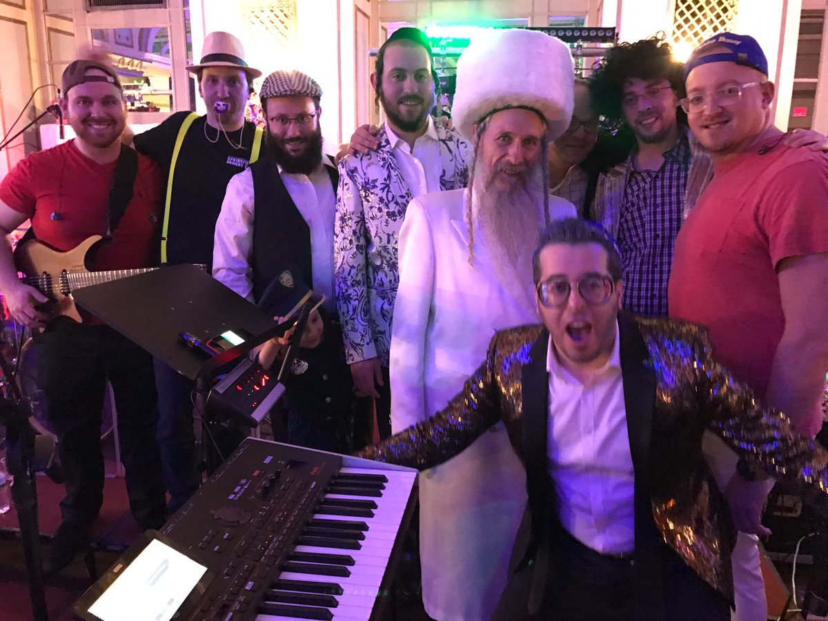 Purim with the king <a href="/MBD_real/">Mordechai Ben David</a> in Crown Heights
Music by @SympinnyBand 
<a href="/MendyJMusic/">Mendy J</a>