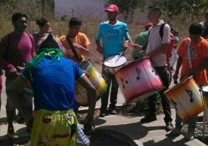 #MovimientoPazyVida// Abordaje en la Base de Misiones 'Brisas del Paraíso', con pinta caritas, payasos, agrupaciones de Samba y Teatro  de la Casa de Cultura 'Lisandro Alvarado',  con las obras 'Muere Simón Rodríguez'   y 'El Circo de los Animales'.