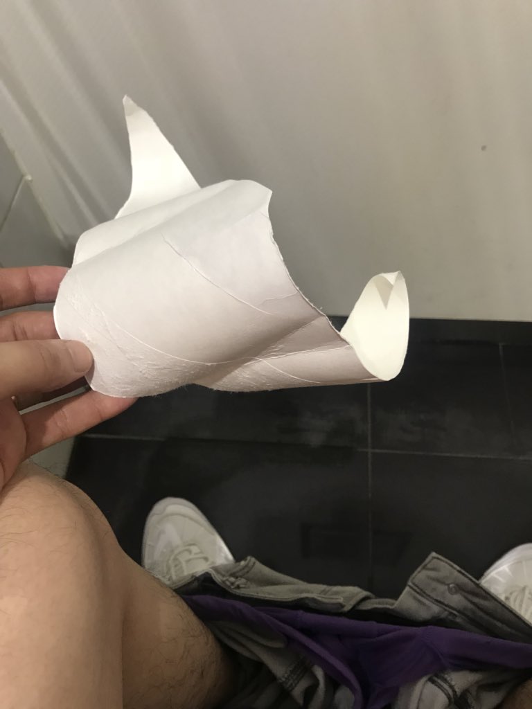 yaru_wo's tweet photo. 出玉もねーしトイレの紙もねーし最悪･･･
トイレットペーパーの芯で行くしかねぇ https://t.co/MPnwXldEtW