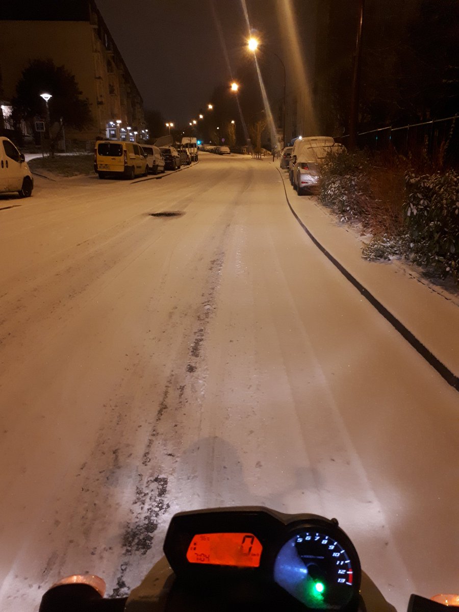 DuboisAdrien's tweet image. Glisse - Alors, testons si les @Michelin @MichelinTyres #PilotRoad4 sont aussi bons sous la neige que sous la pluie... #TCoff #memepaspeur