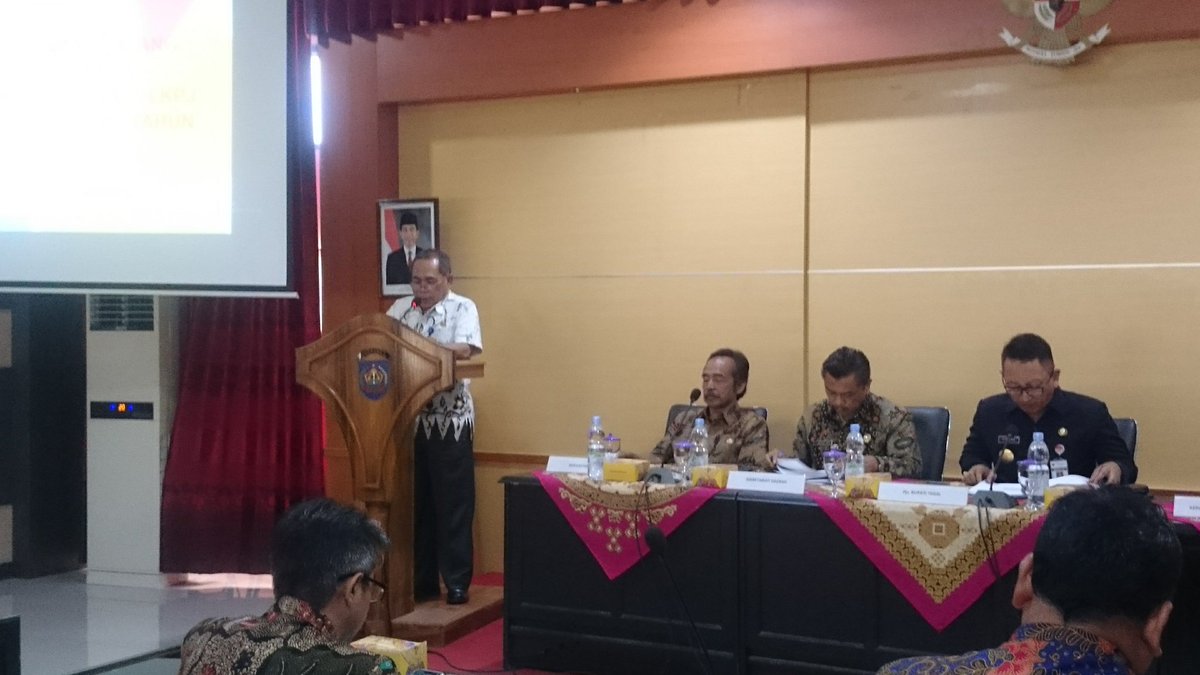 PROTOKOL_TGLKAB's tweet photo. PJS Bupati Tegal @Sinoeng69 membuka Rapat Ekspos Draft Dokumen LKPJ Kepala Daerah Kab. Tegal tahun 2017 yang bertempat di Ruang Rapat Bappeda dan Litbang Kab. Tegal cc @HumasTegalkab @BappedaTegal https://t.co/g5CKvZJUdJ