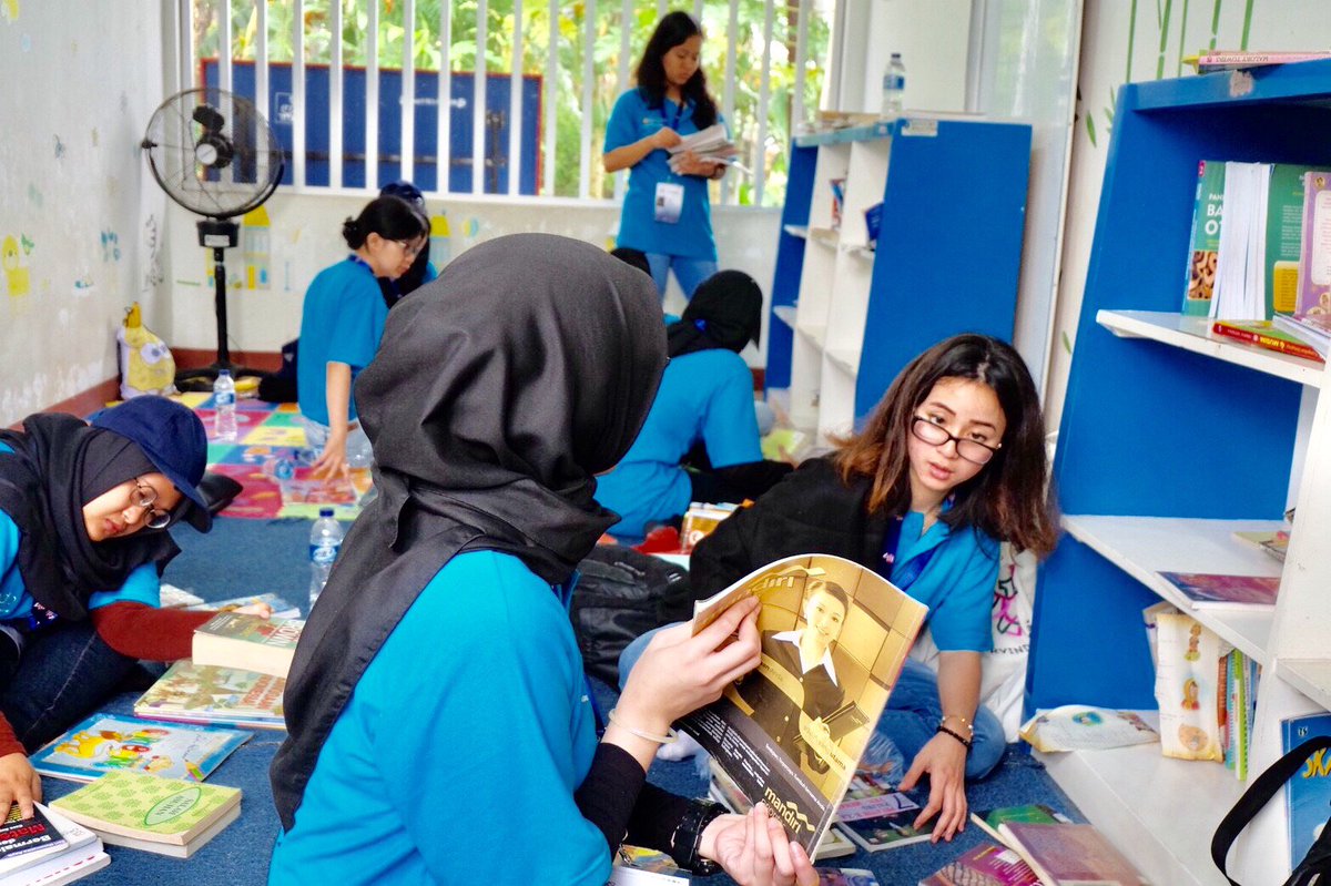arvindkawitri's tweet photo. Kegiatan donasi buku dan tempat sampah yang dilakukan peserta PK-123, diharapkan bisa memotivasi anak-anak rusunawa untuk terus membaca dan menjaga kebersihan.
@LPDP_RI #LPDP #LPDPinaction #LPDPuntuksemua #LPDPPK123 #ArvindKawitri https://t.co/9kSUbY2x4H