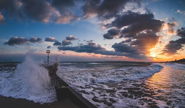 tomormerod's tweet photo. Bitterly cold, waves crashing next to me, sun glowing in the sky 😁
.
.
.
#Bournemouth #lovebournemouth #Dorset #lovefordorset #visitdorset #igersdorset #exploredorset #swisbest #dramaticdorset #ukpotd #gloriousbritain #my_natural_feature #explore_… https://t.co/7p64ch3Qqn https://t.co/rf5A9e1j4q