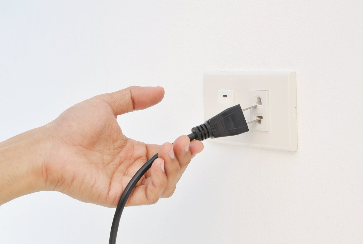 OmegaContractor's tweet image. Are your plugs not working the way they should? It&apos;s time to call a professional to make sure your electrical wiring is working properly. Call today! 
#ElectricalWiring #PowerProblems