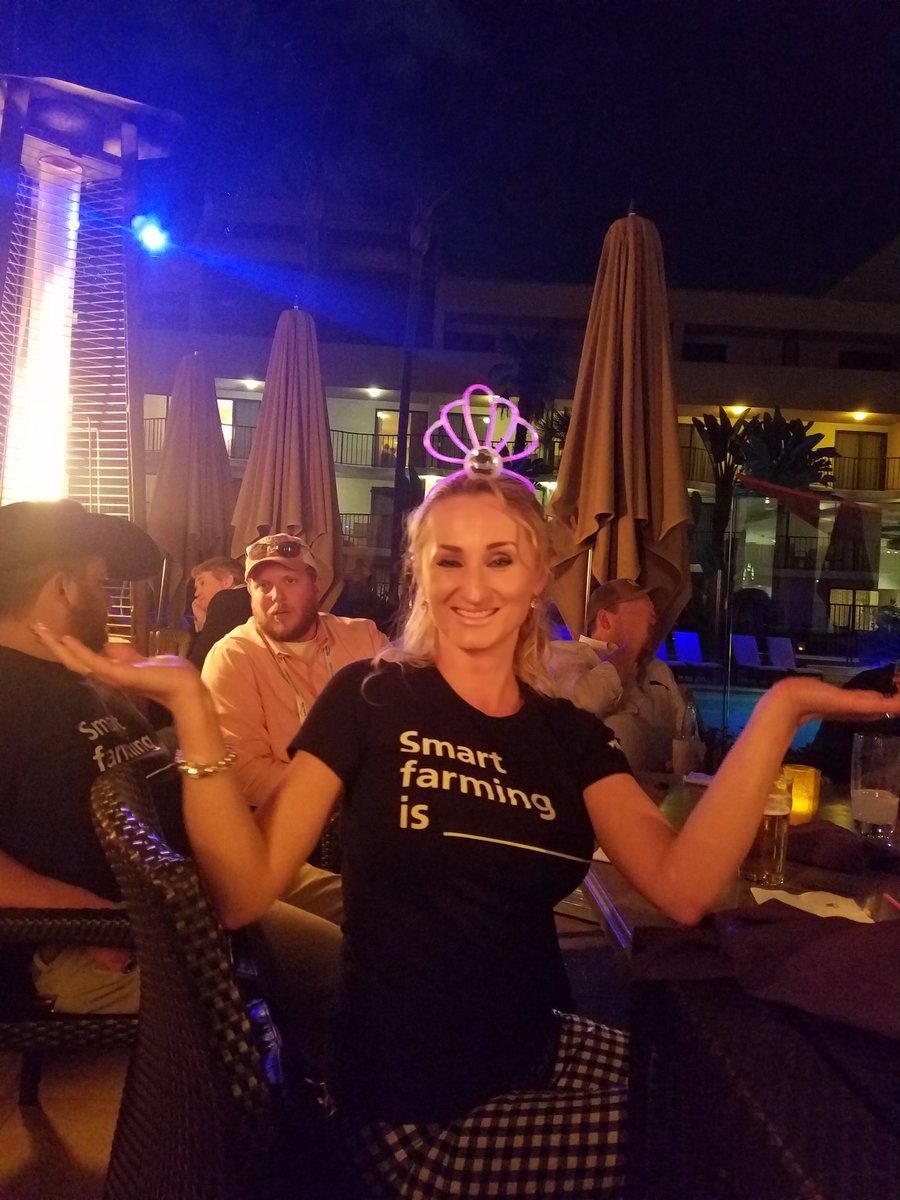 JenSchweigert's tweet image. #SmartFarmingIs having fun with friends in #Disneyland @farmers_edge