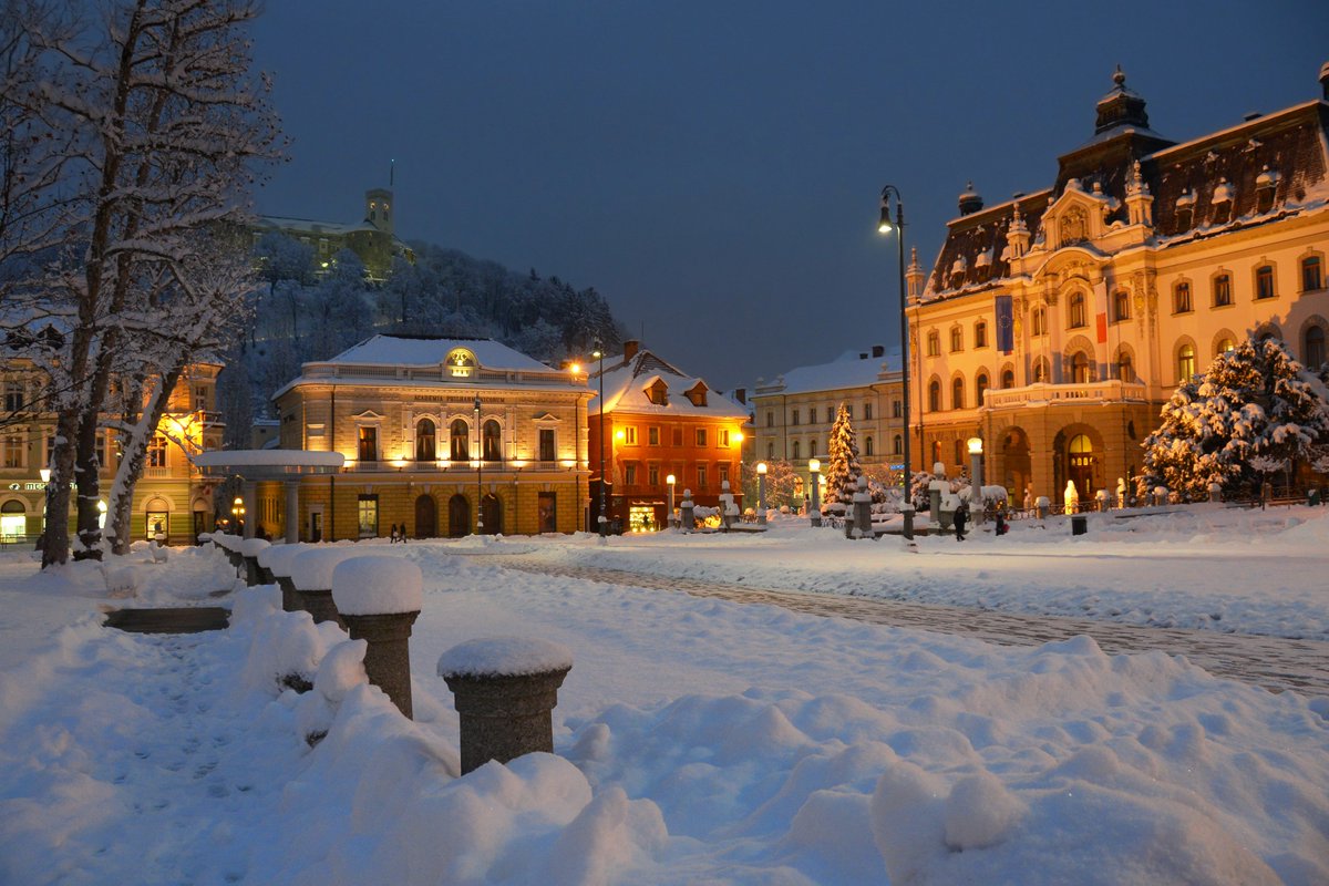 Slovenia_in_UK's tweet image. Winter at Kongresni trg / Congress Square in Ljubljana, Slovenia. (Photo of @visitljubljana and @Ljubljanskigrad by D. Wedam).