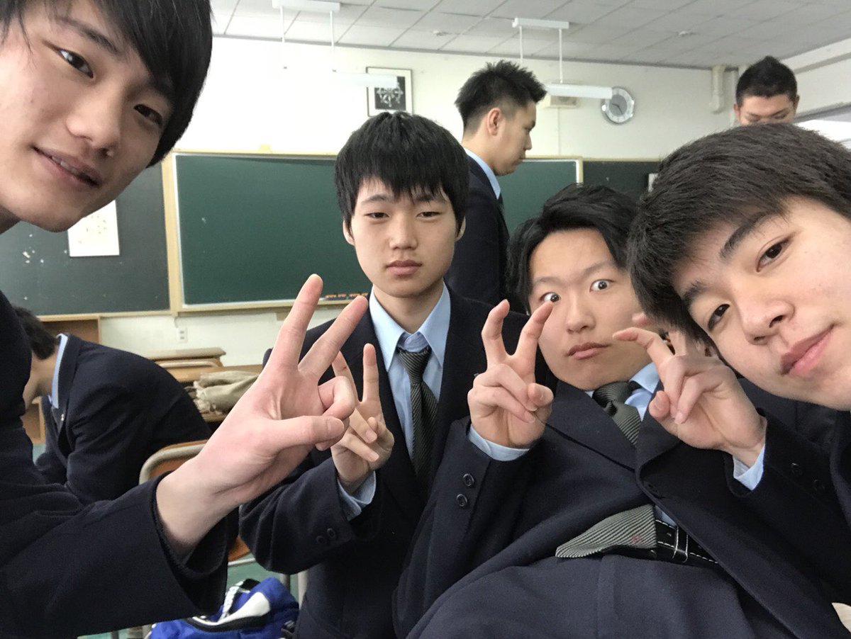 GENTA_2018's tweet photo. 今日で龍谷高校卒業しました！！！
3年間があっという間だったし、たくさんの思い出が出来たから良き良き！みんなバラバラになるけどたまに会いたいな！3年間お疲れっす！！ https://t.co/5JuxVedese
