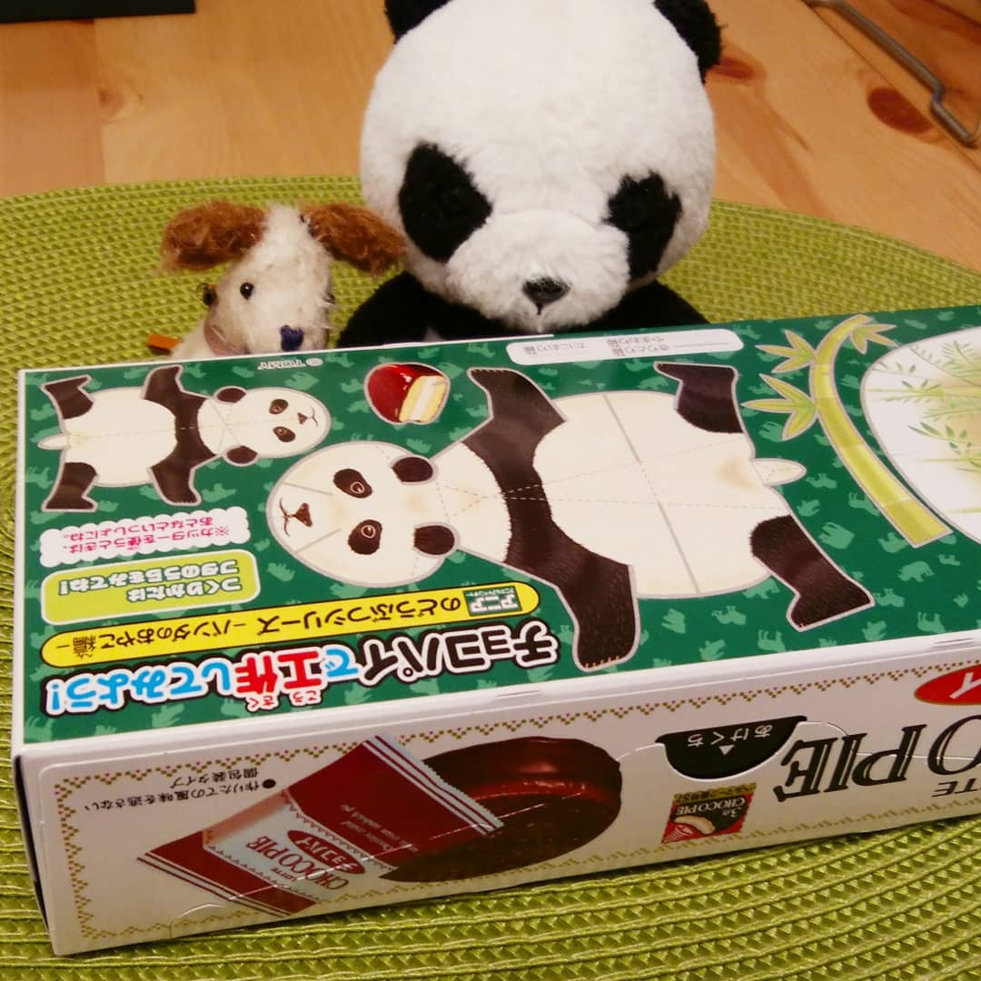 Twitter पर パンダライター 二木繁美 Sigepanda チョコパイのパッケージ裏が工作に タカラトミーのアニアという動物フィギュアモチーフらしい パンダの親子やで 表はふつうのチョコパイ チョコパイ ロッテ パンダ Pandajp Panda イッヌ Dog タカラ Twitter पर パンダライター 二木繁美 Sigepanda チョコパイのパッケージ裏が工作に タカラトミーのアニアという動物フィギュアモチーフらしい パンダの親子やで 表はふつうのチョコパイ チョコパイ ロッテ パンダ Pandajp Panda イッヌ Dog タカラ