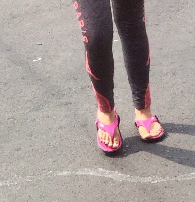 sakulink's tweet photo. Pies en la calle #pies https://t.co/uHqrsvhWZU