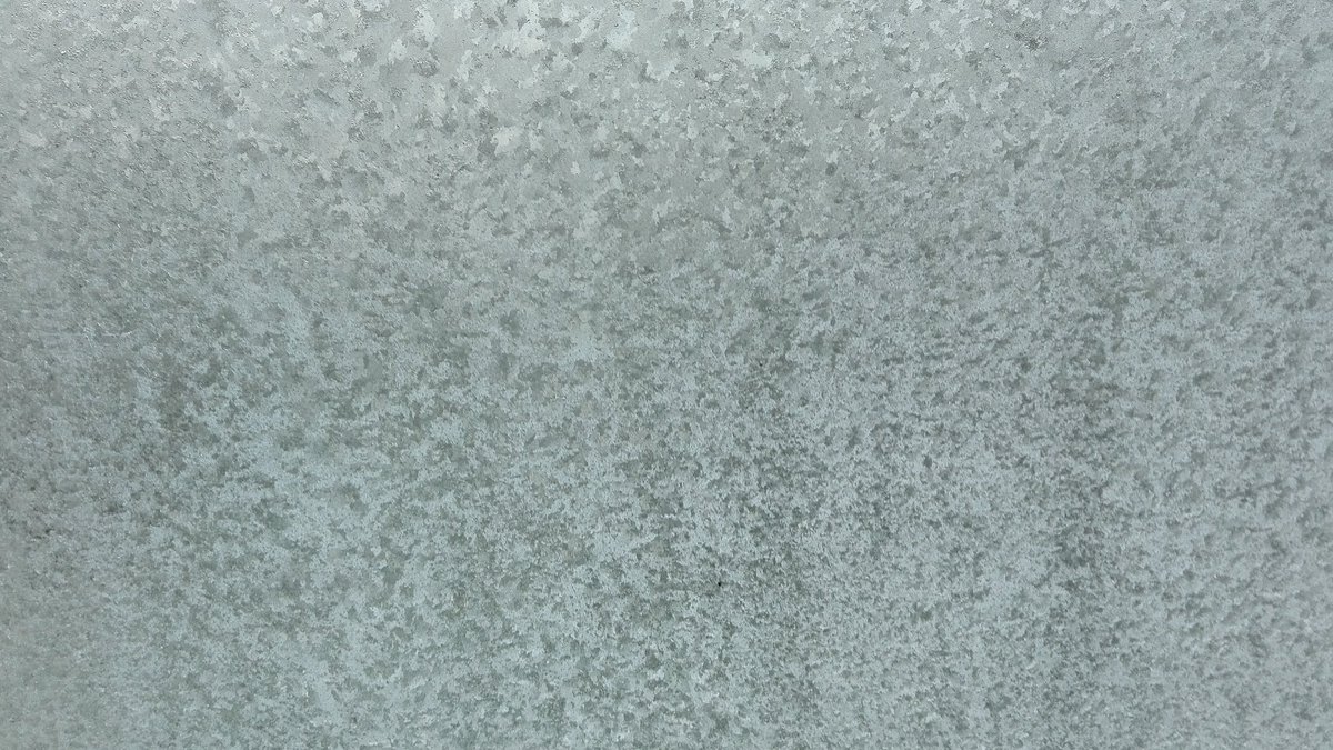 Weer een beetje dat 'strenge winter oldskool jaren 70' gevoel: ijsbloemen op slaapkamerraam! #enkelglas