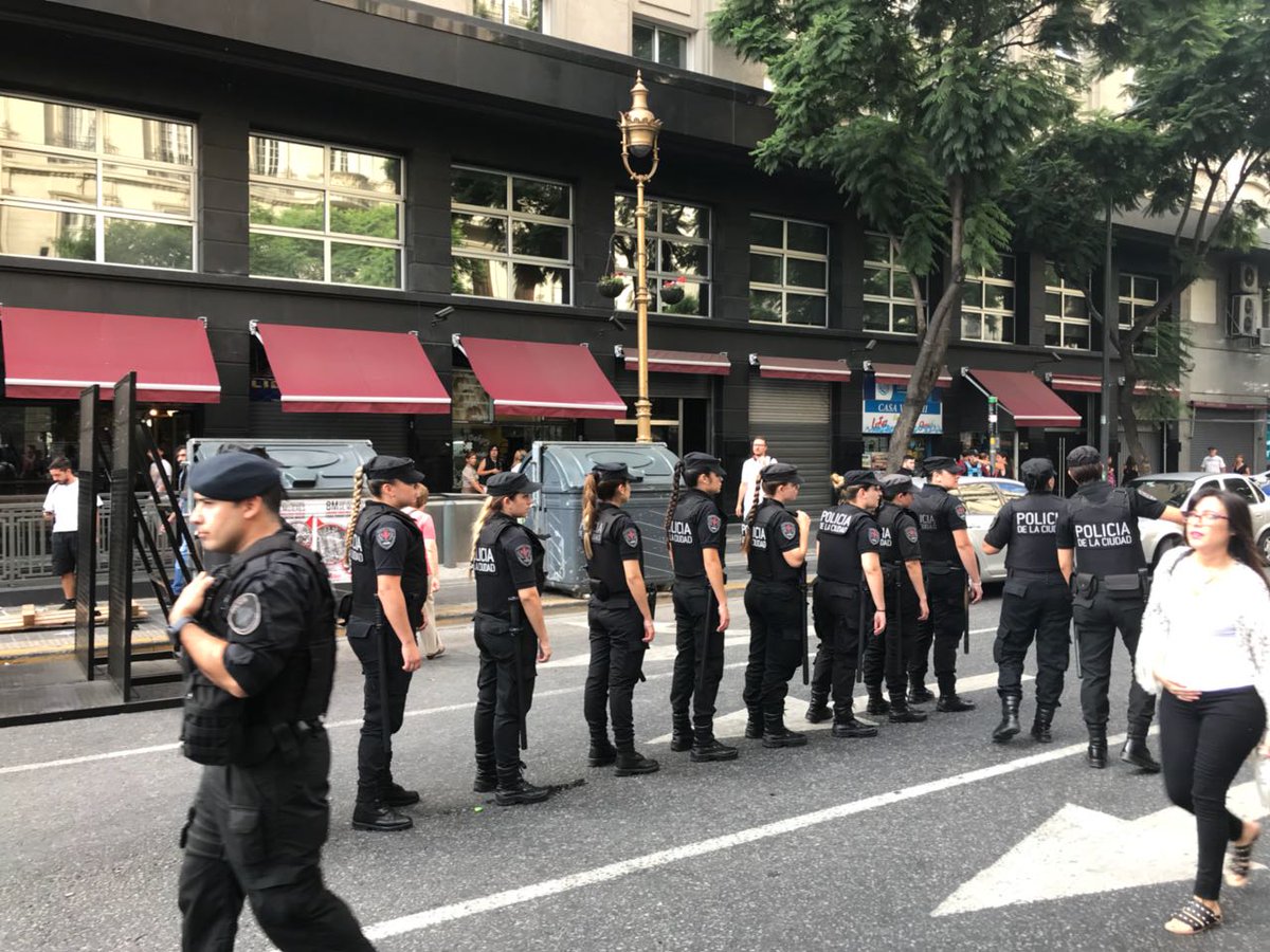 Patriciodc's tweet photo. Larreta en la #Legislatura habla de estar junto a los vecinos. Así está vallada la zona https://t.co/kiEkW3ntOr