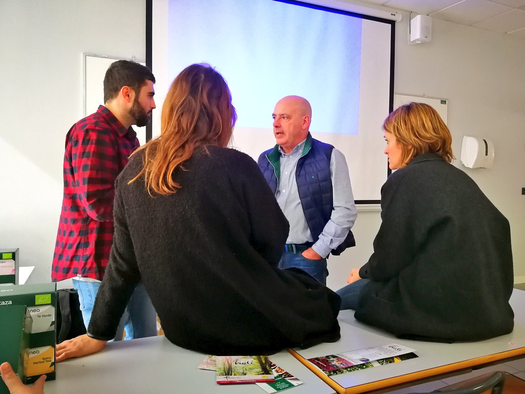 Cosas que pasan en <a href="/MondragonTA/">Mondragon Team Academy</a> #Irunlab: recibir al fundador de @Joseneabio Txus Cía y que se encuentre con el #equipo de <a href="/baibagroup/">BAIBA group</a> ¡Gracias por la inspiración!