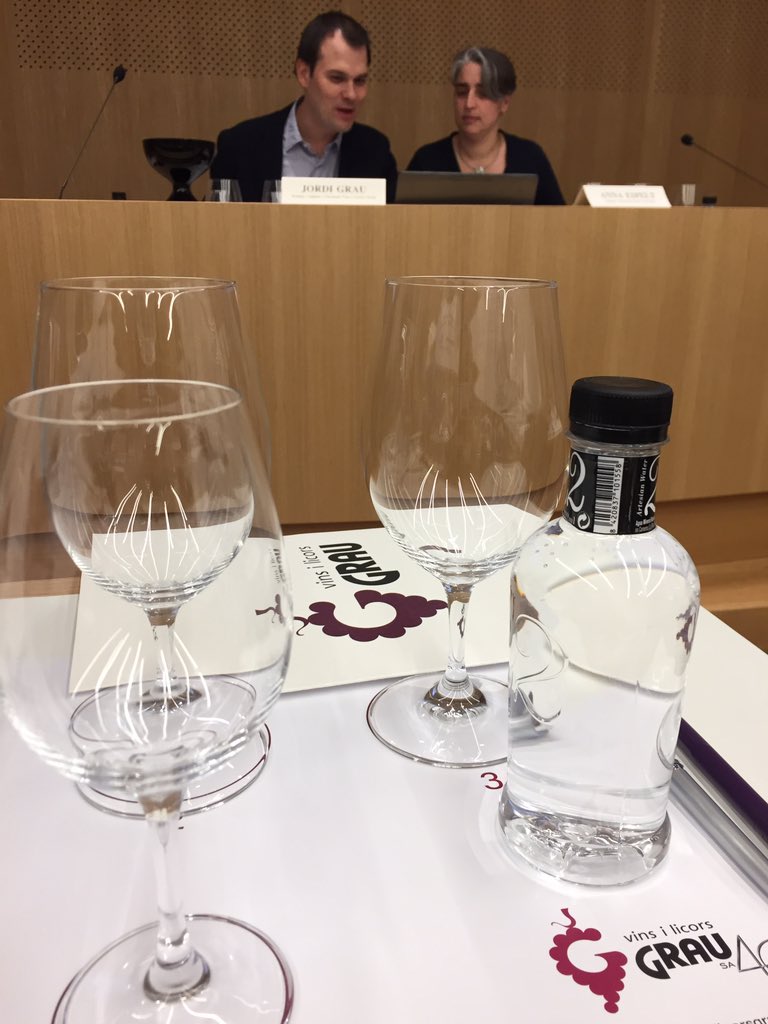 CellerEspelt's tweet photo. .@Grau_Online @annaespelt a punt per tastar vins de #terroir empordanès del #PNIN de l'Albera, vertical d #LledonerRoig i #ComaBruna i final dolç amb #Airam #vicatalà @DOEmporda https://t.co/PnHoFB4A69
