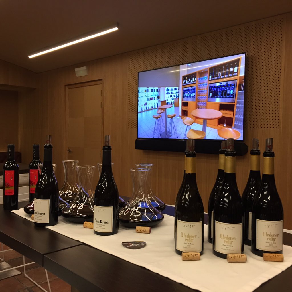 CellerEspelt's tweet photo. .@Grau_Online @annaespelt a punt per tastar vins de #terroir empordanès del #PNIN de l'Albera, vertical d #LledonerRoig i #ComaBruna i final dolç amb #Airam #vicatalà @DOEmporda https://t.co/PnHoFB4A69